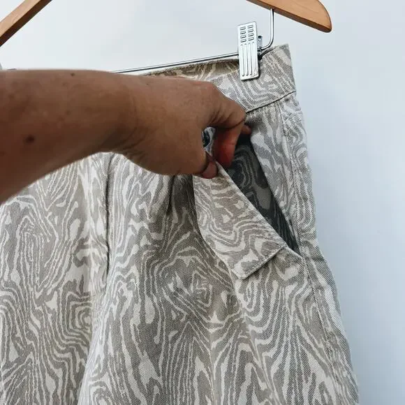 High-Rise Relaxed Cargo Pants — Beige Woodgrain - Picture 7 of 15